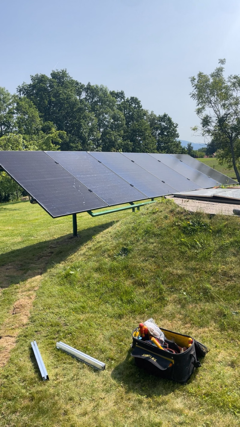 Fotovoltaické panely instalované na pozemním stojanu na zahradě