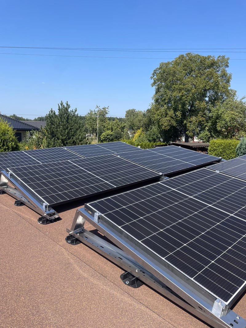 Detail fotovoltaických panelů instalovaných na střeše