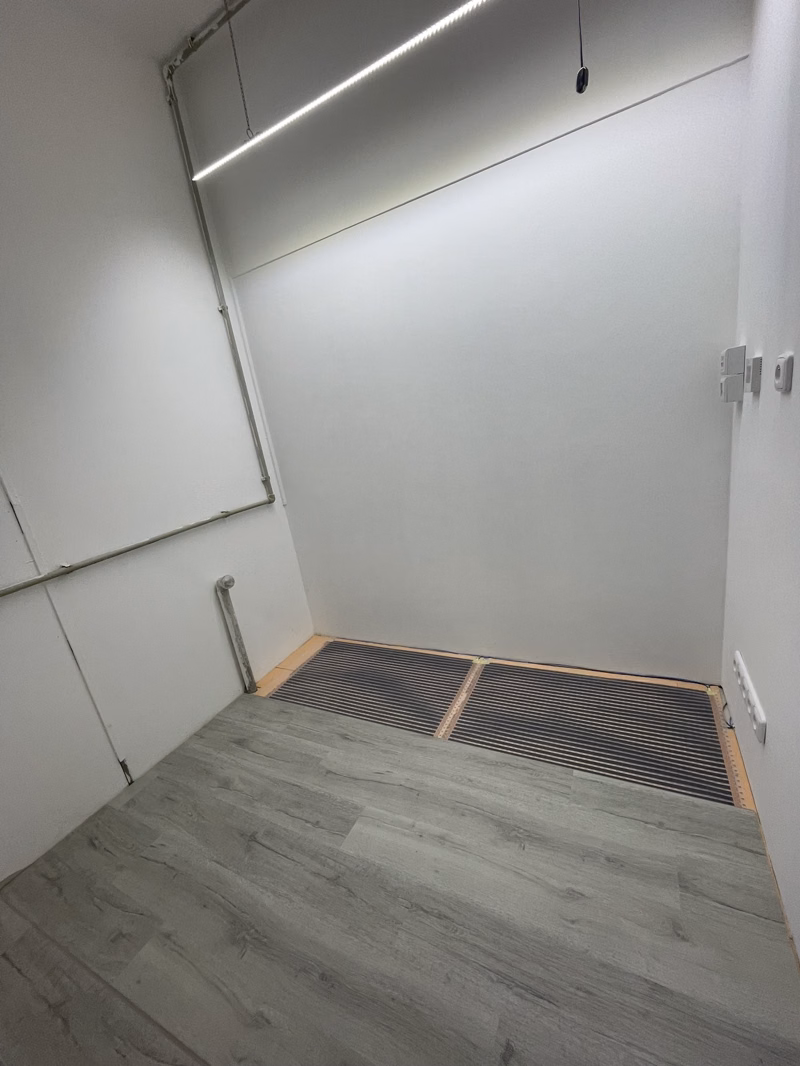 Instalace podlahového vytápění a elektrických rozvodů v rekonstruovaném pokoji