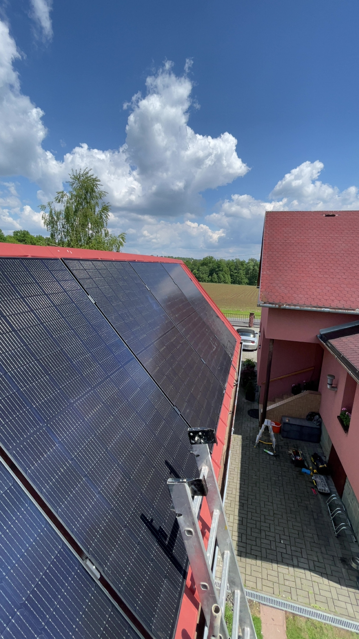 Fotovoltaické panely instalované na střeše rodinného domu